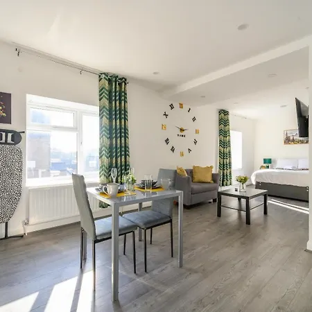 11f2 Captivating & Luxurious Apartment