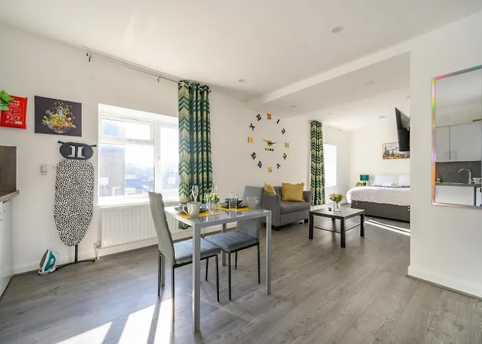 11f2 Captivating & Luxurious Apartment