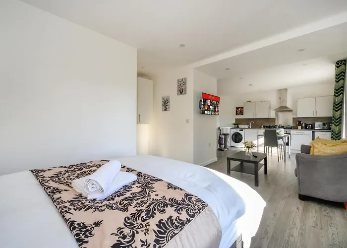 11f2 Captivating & Luxurious Apartment