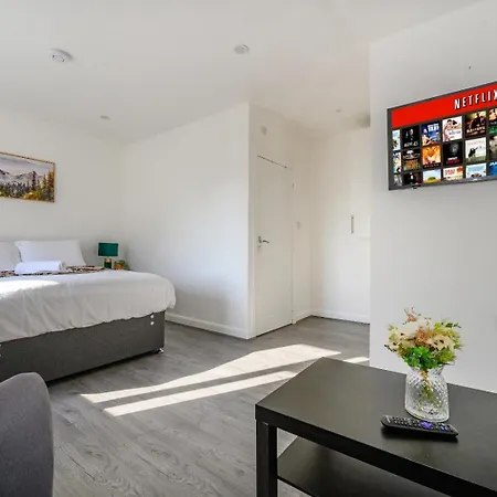 11f2 Captivating & Luxurious Daire Bradford (West Yorkshire)